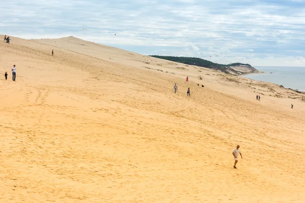 Personnes visitant la plus haute dune de sable — Photo