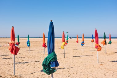 deauville Beach ünlü renkli şemsiye