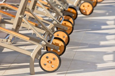 otel havuz kenarındaki koltukları