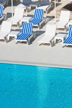 Otel havuz sandalyeleri yakınındaki bir Yüzme Havuzu