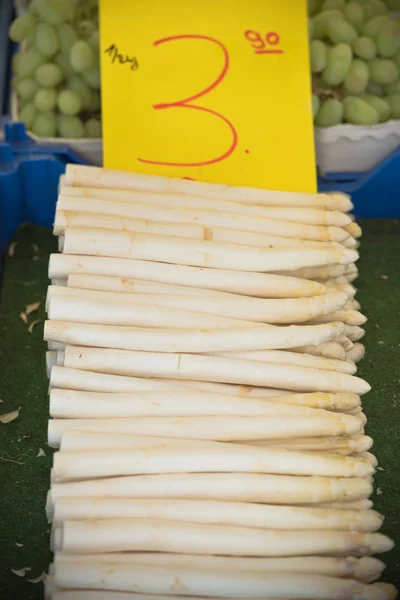 Venta de espárragos frescos en un mercado de agricultores —  Fotos de Stock