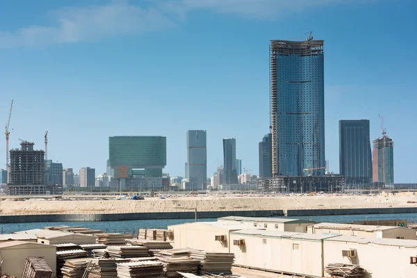 Abú Dhabí nová čtvrť s mrakodrapy — Stock fotografie