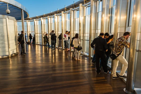 Menschen auf der Aussichtsplattform des Burj al Khalifa — Stockfoto