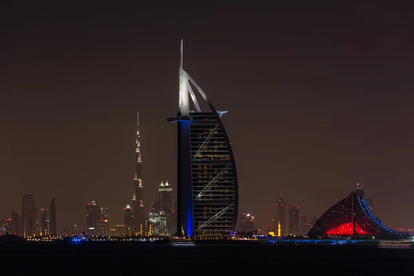 Burj Al Arab Jumeirah в Дубае ночью — стоковое фото