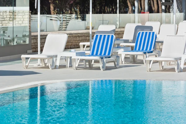 Hotel Poolside Chairs near a swimming pool — Stock Photo, Image