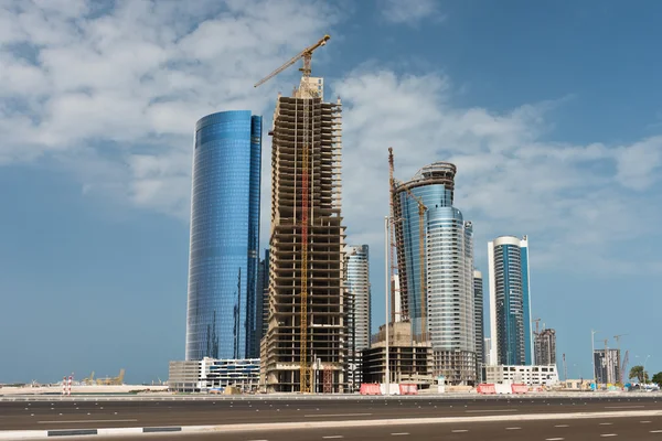 Новый район Абу-Даби с небоскребами — стоковое фото
