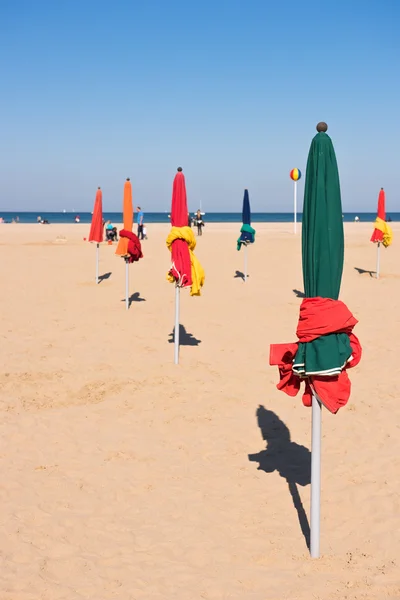 在多维尔海滩上著名的各色阳伞 — 图库照片