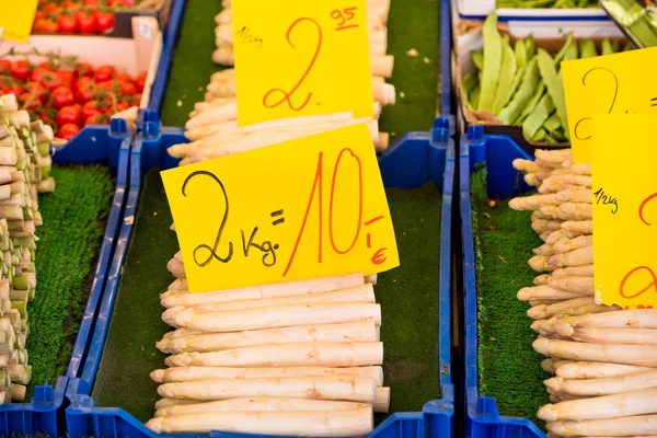 Verkauf von frischem Spargel — Stockfoto