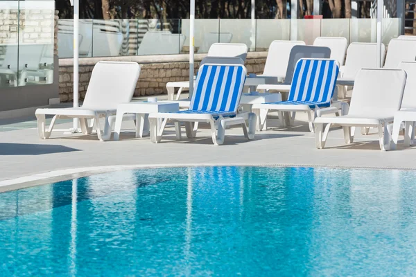 Hotel Sillas junto a la piscina cerca de una piscina — Foto de Stock