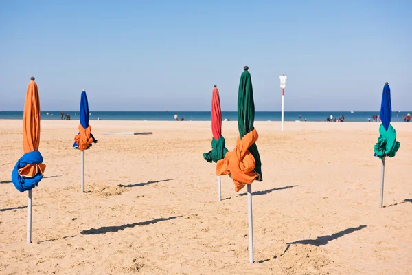 Deauville Beach ünlü renkli şemsiye — Stok fotoğraf