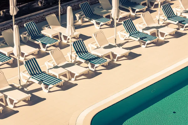 Chaises de piscine d'hôtel — Photo