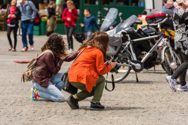 Kadınlar resimleri alıyor  