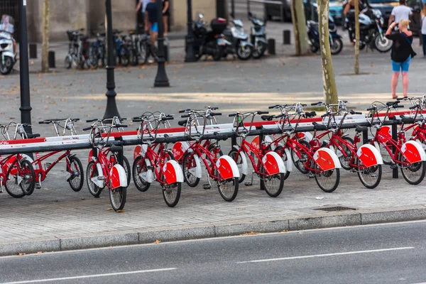 El gran número de bicicletas de la ciudad en un aparcamiento —  Fotos de Stock