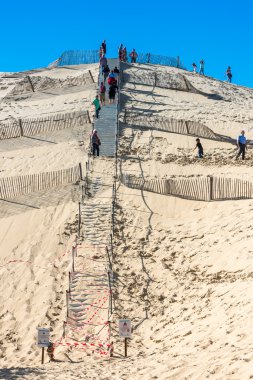 İnsanlar en yüksek kumul ziyaret 