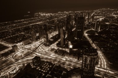 Dubai şehir merkezinde şehir ışıklarıyla dolu bir gece sahnesi 