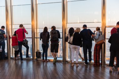 Gözlem güverte insanlara 