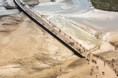 Mont Saint Michel duvarlarından görüntülemek 
