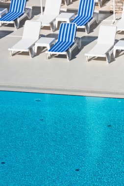 otel havuz kenarındaki koltukları