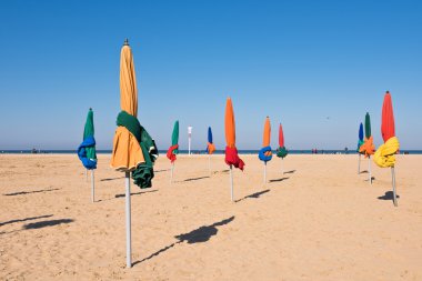 deauville Beach ünlü renkli şemsiye