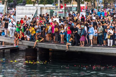 Barcelona'da iskelede insan kalabalığı