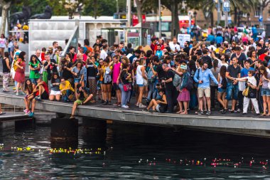 Barcelona'da iskelede insan kalabalığı