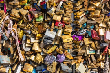 Bir köprü Paris aşıklar kilitler