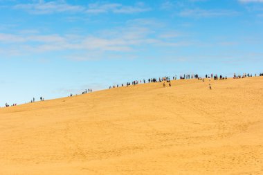 İnsanlar en yüksek kumul ziyaret  
