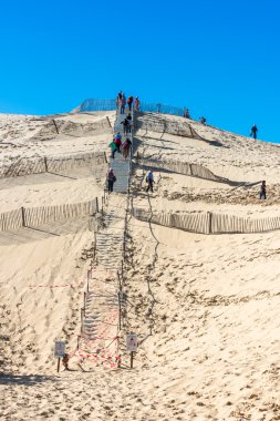 İnsanlar en yüksek kumul ziyaret