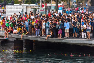Barcelona'da iskelede insan kalabalığı