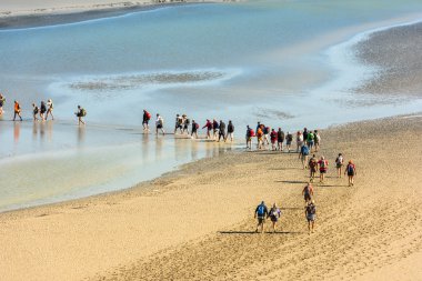 Mont Saint Michel duvarlarından görüntülemek 