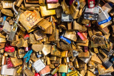 Bir köprü Paris aşıklar kilitler