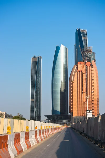 Abú Dhabí nová čtvrť s mrakodrapy konstrukcí — Stock fotografie