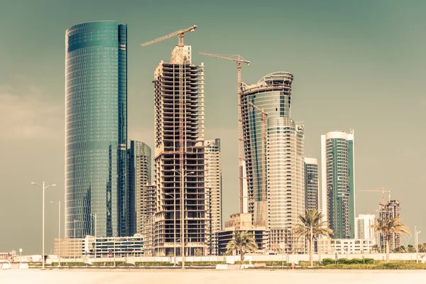 De nieuwe wijk Abu Dhabi met wolkenkrabbers bouw — Stockfoto