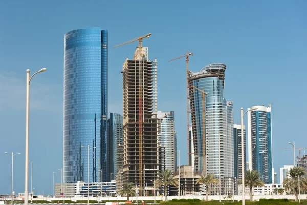 De nieuwe wijk Abu Dhabi met wolkenkrabbers bouw — Stockfoto