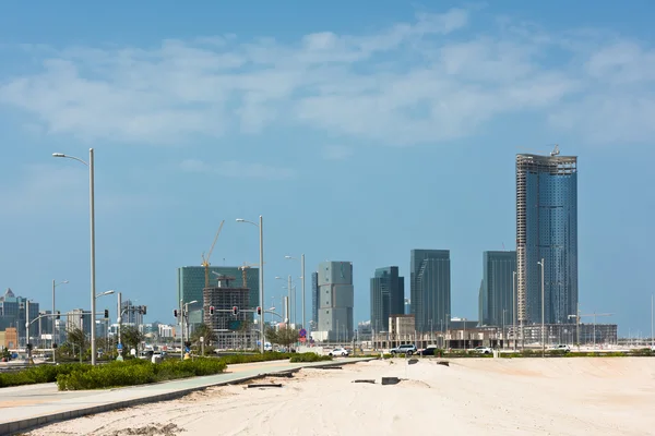 Abu Dhabi nuovo quartiere con grattacieli costruzione — Foto Stock