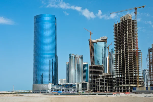 De nieuwe wijk Abu Dhabi met wolkenkrabbers bouw — Stockfoto