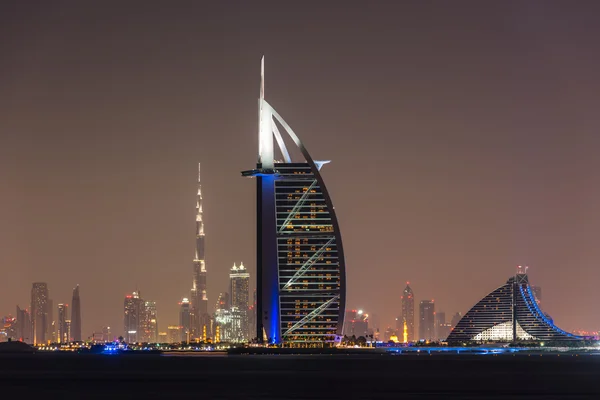 Burj Al Arab Jumeirah na cidade de Dubai à noite — Fotografia de Stock