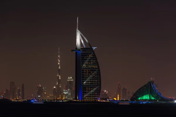 Burj Al Arab Jumeirah w Dubaju miasto nocą — Zdjęcie stockowe