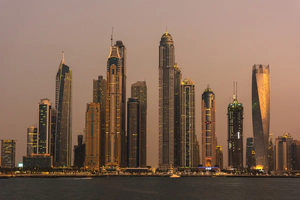 Kvällen stadsbilden i Dubai city, Förenade Arabemiraten — Stockfoto