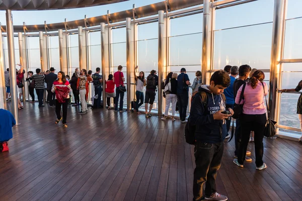 Människor på observationsdäck i Burj al Khalifa — Stockfoto