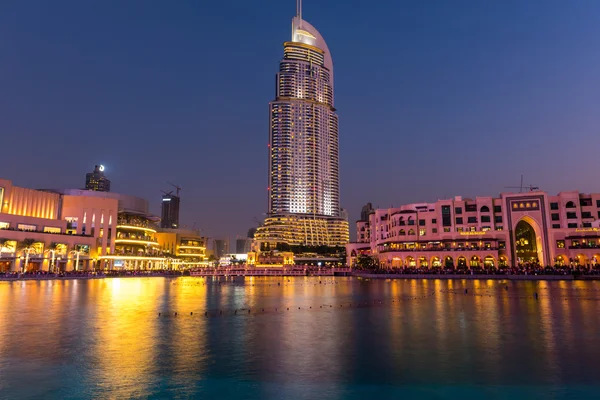 Дубай фонтани Показати місце в торговому центрі Дубаї — стокове фото