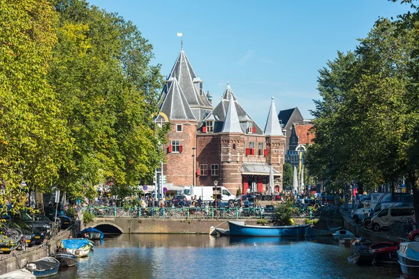 Vista de la casa de pesaje Waag en Amsterdam — Foto de Stock