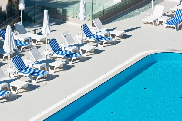 Liegestühle am Hotelpool — Stockfoto