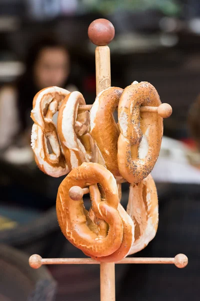 Pretzels no suporte de madeira — Fotografia de Stock