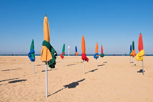 Deauville Beach ünlü renkli şemsiye — Stok fotoğraf