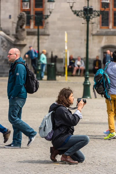 Kvinnan tar bilder på gatan — Stockfoto