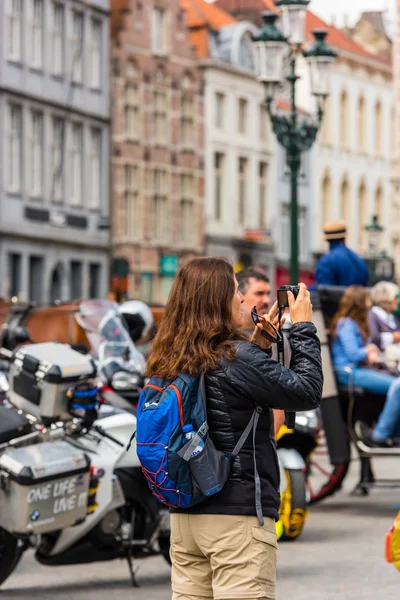 Mulher está tirando fotos na rua — Fotografia de Stock