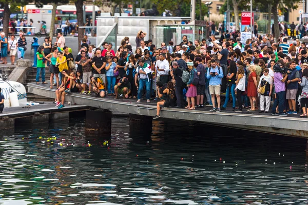 Moltitudine di persone sul molo di Barcellona — Foto Stock