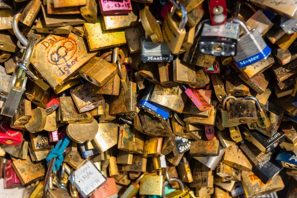 Les amoureux cadenas sur un pont à Paris — Photo