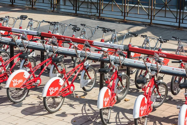 El gran número de bicicletas de la ciudad en un aparcamiento — Foto de Stock